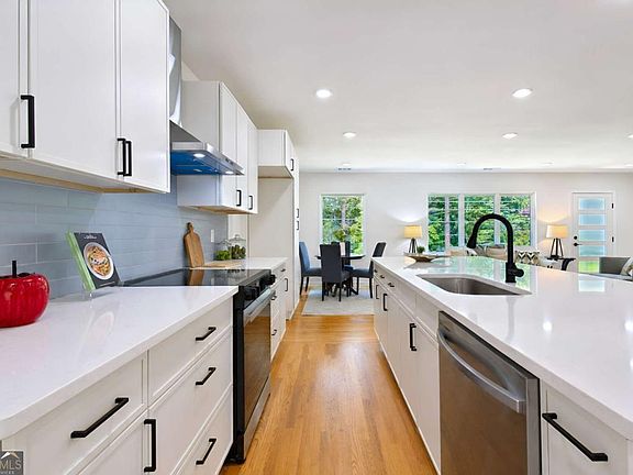 3rd image of 2651 Pangborn Rd