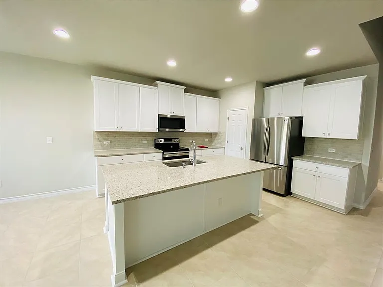 708 Aliso Trl — Photo 2
