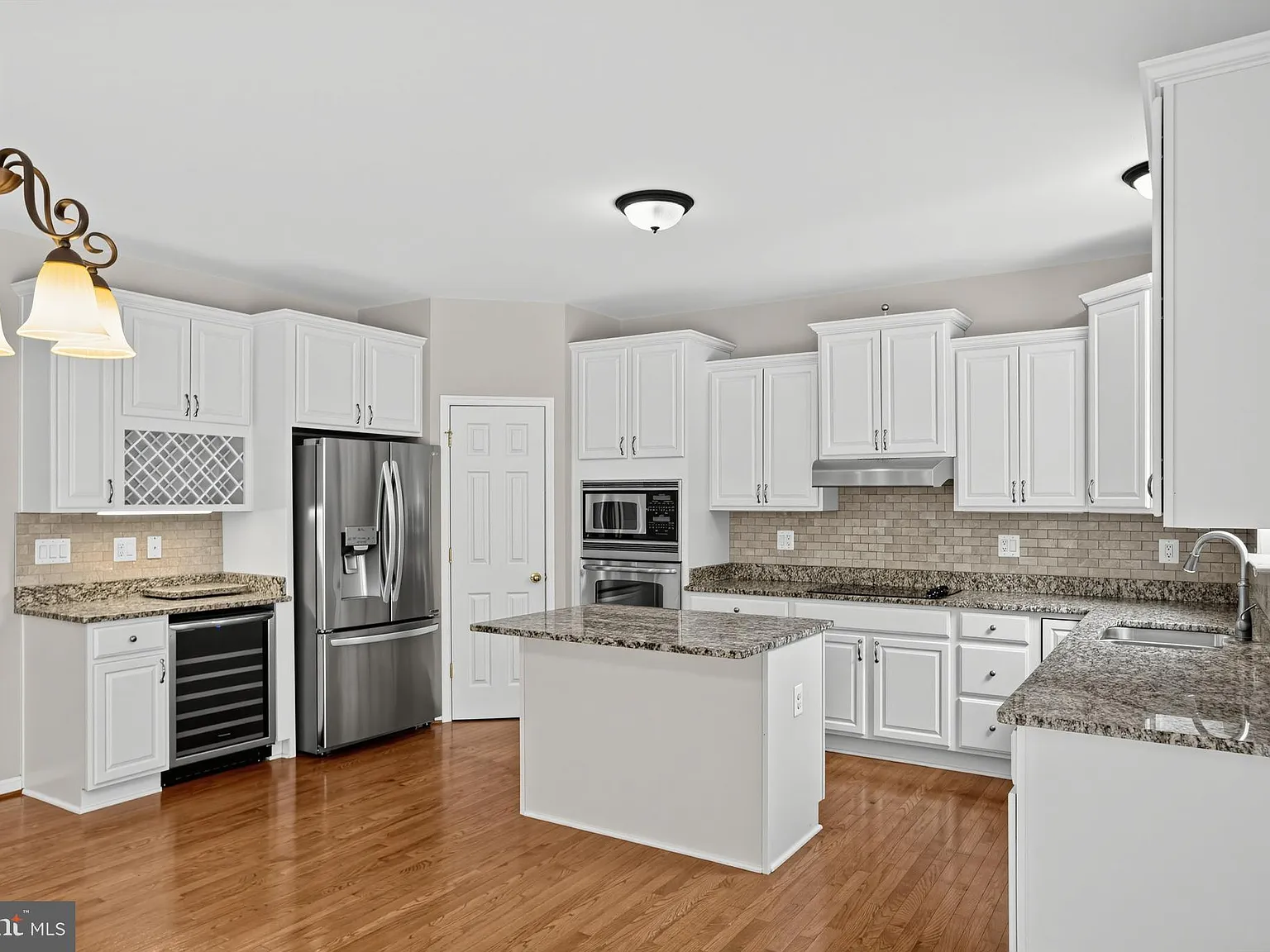 4 bed, 3.5 bath, 4264 sqft, $4,000 — Photo 2