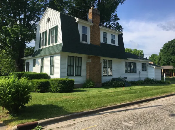 424 Lincoln Lake Ave SE, Lowell, MI 49331