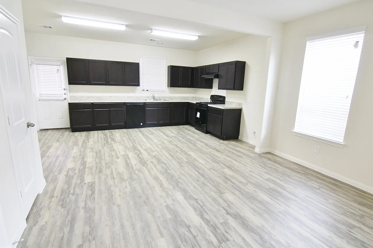 Brenwood Manor — Photo 1