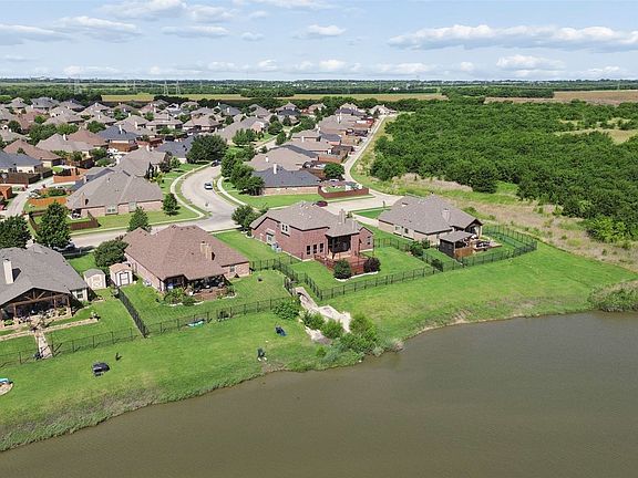 2nd image of 1818 Fair Oaks Ln
