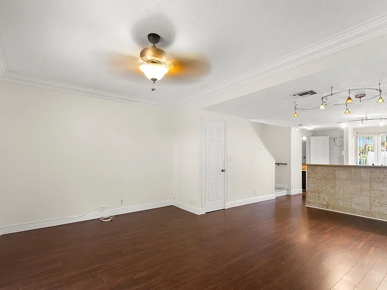 2521 NE 15th St — Photo 18