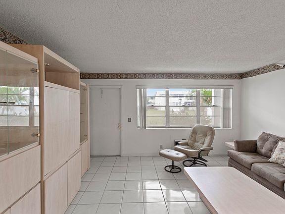 3rd image of 270 Farnham L #270