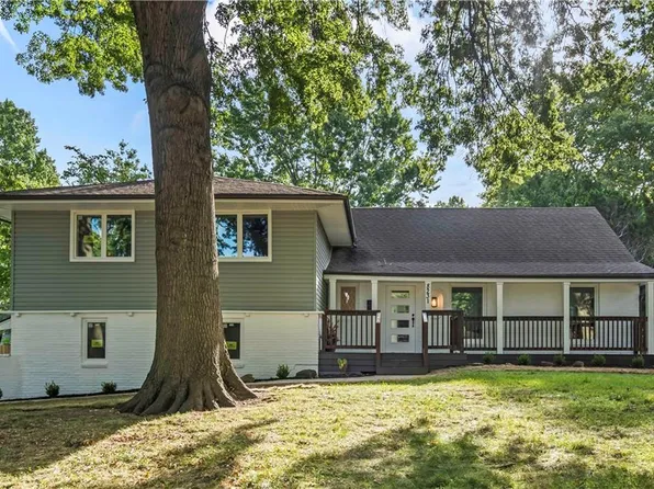 8231 Outlook Ln, Prairie Village, KS 66208