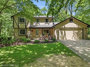 4457 Fettig Trl, White Lake, MI 48383