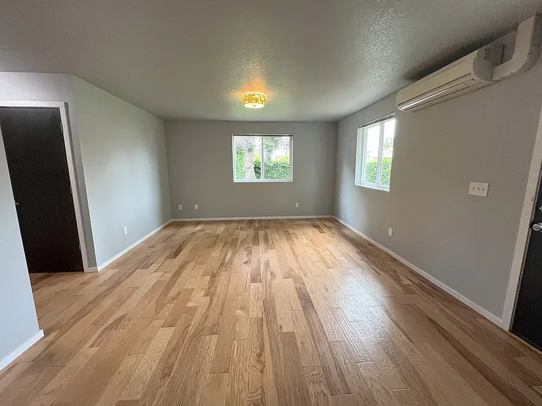 Charming SE Bungalow 3 Bed 2 Bathroom with Washer & Dryer — Photo 10