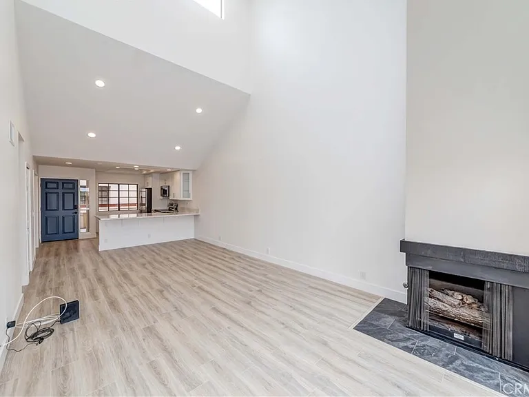 941 W Carson St #306 — Photo 4