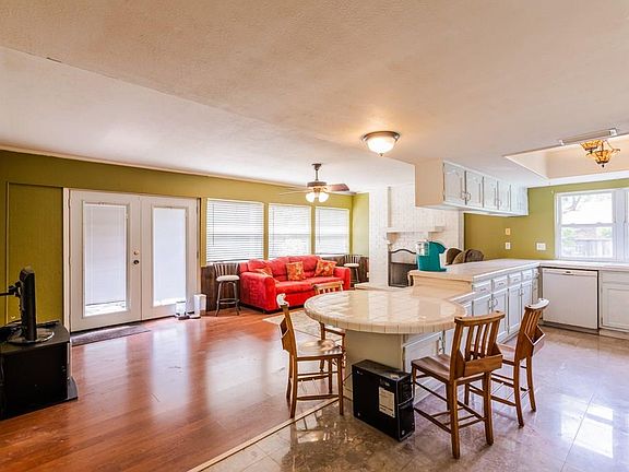 4th image of 3200 Castle Dr