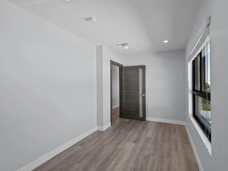 10032 Commerce Ave #4 — Photo 20