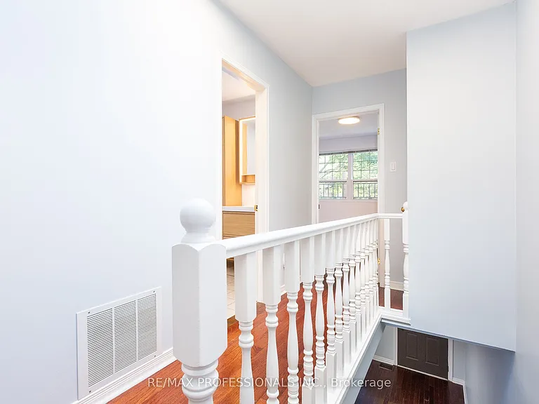 4 Runnymede Rd — Photo 15