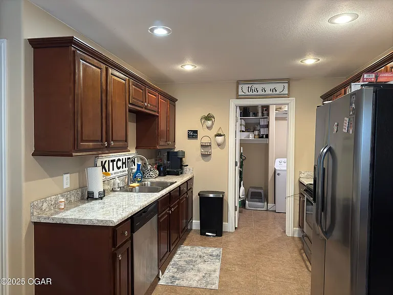 2425 Kentucky Ave — Photo 3