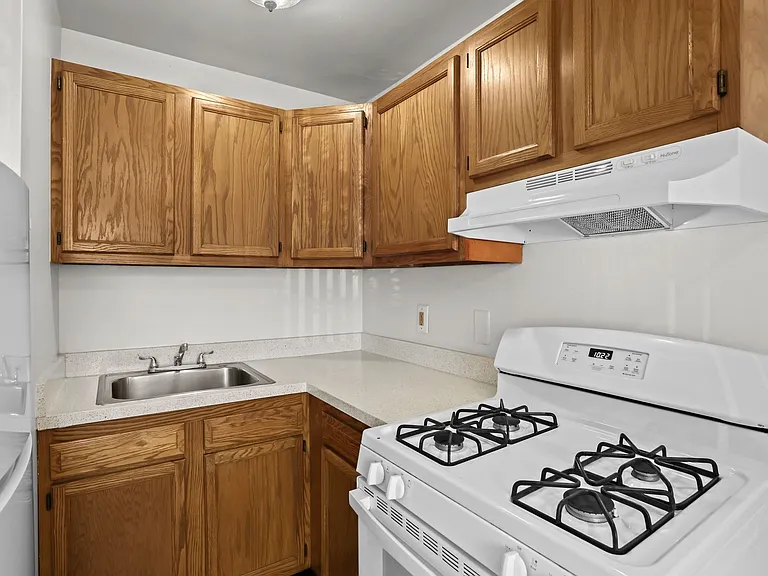 2758 Ackley Ave — Photo 10