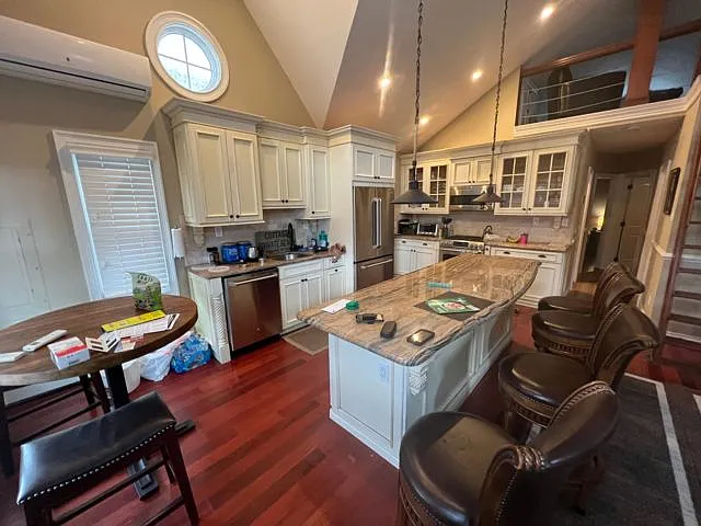 3 bed, 2.0 bath, $3,300 — Photo 2
