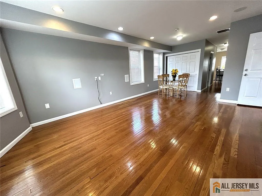 3 bed, 1.5 bath, 2412 sqft, $2,700 — Photo 4