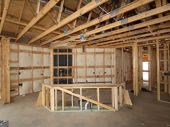 5th image of 271 Strawberry Ln