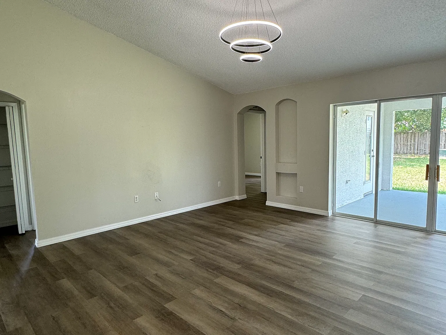 4 bed, 2008 sqft, $2,400 — Photo 3