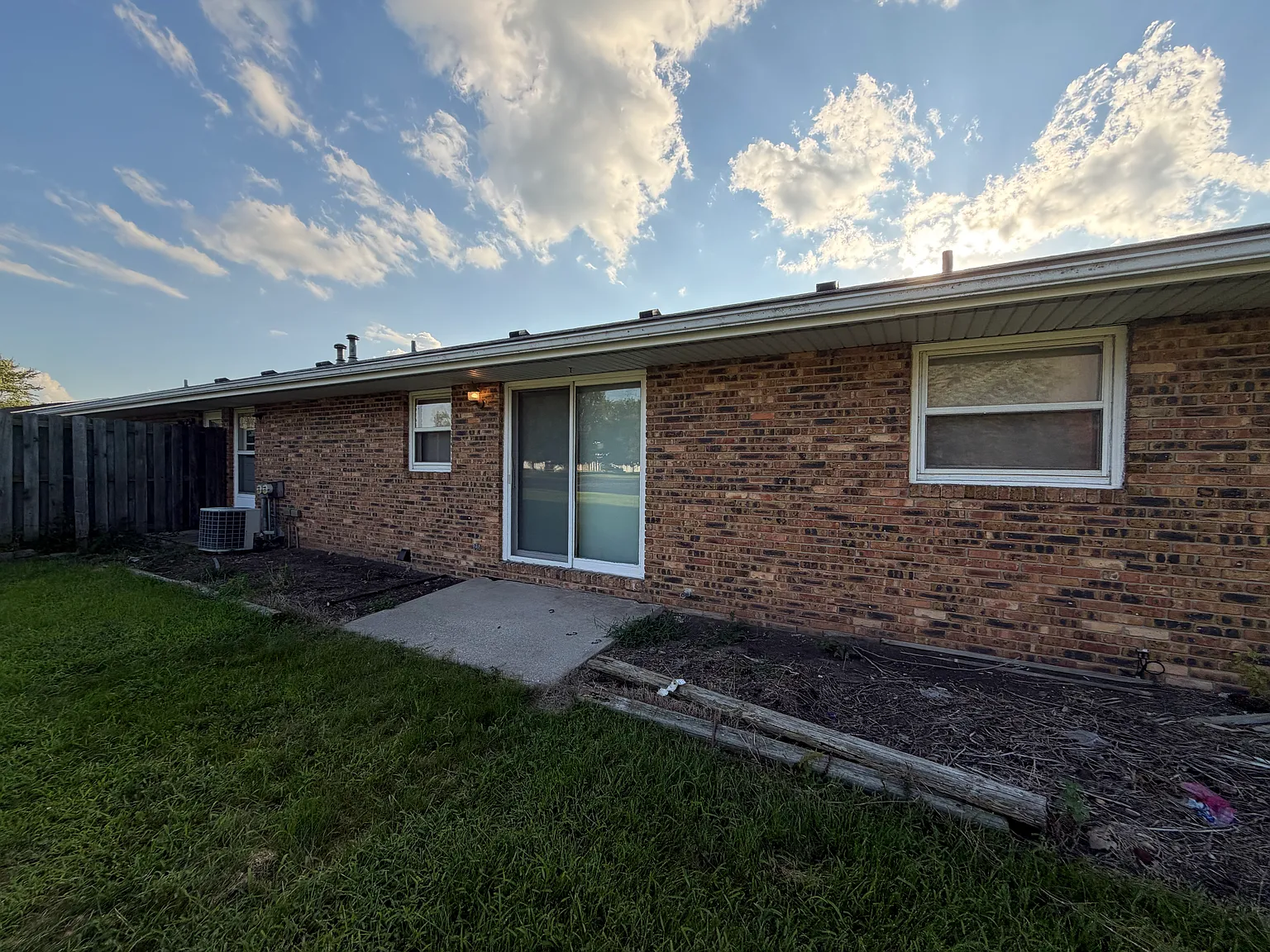 2 bed, 1.5 bath, 1100 sqft, $1,700 — Photo 2