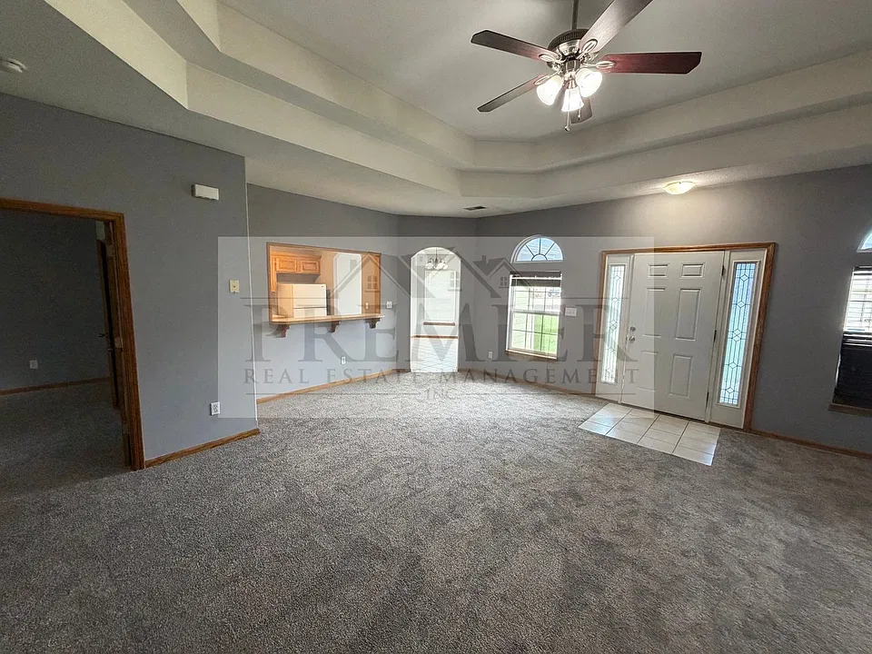 Spacious 2 bedroom/ 1.5 bath home with garage! 420 N Savage Ct Independence MO - Rent $1370