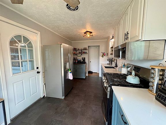 5th image of 2826 Yale St