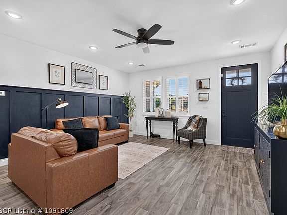 3rd image of 1215 Lavender Rd