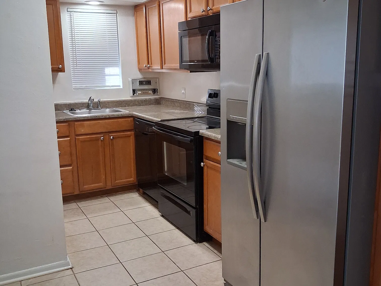 1 bed, 1000 sqft, $1,100 — Photo 3