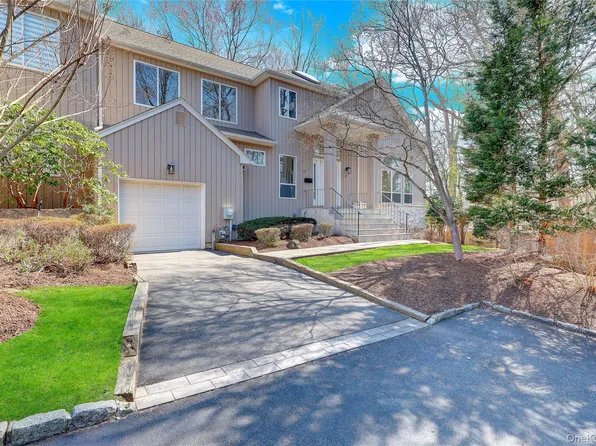 26 Stone Gate Court, Smithtown, NY 11787