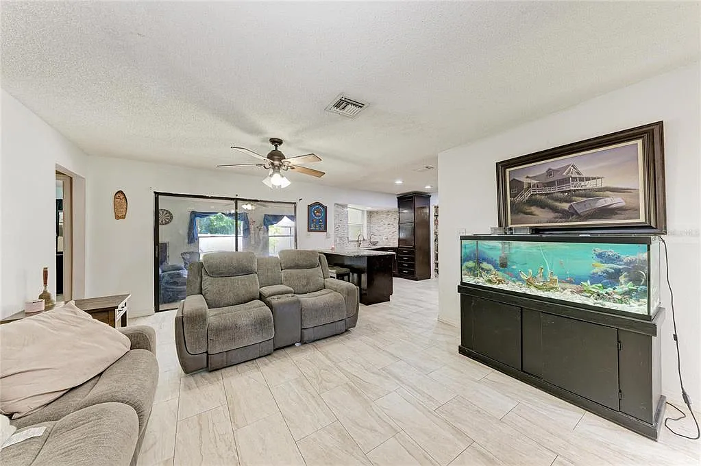 3 bed, 2.0 bath, 1623 sqft, $2,500 — Photo 3