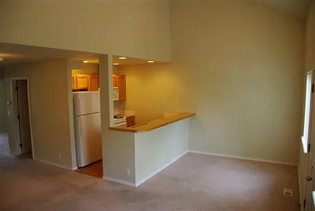 2221 S Hervey St — Photo 2
