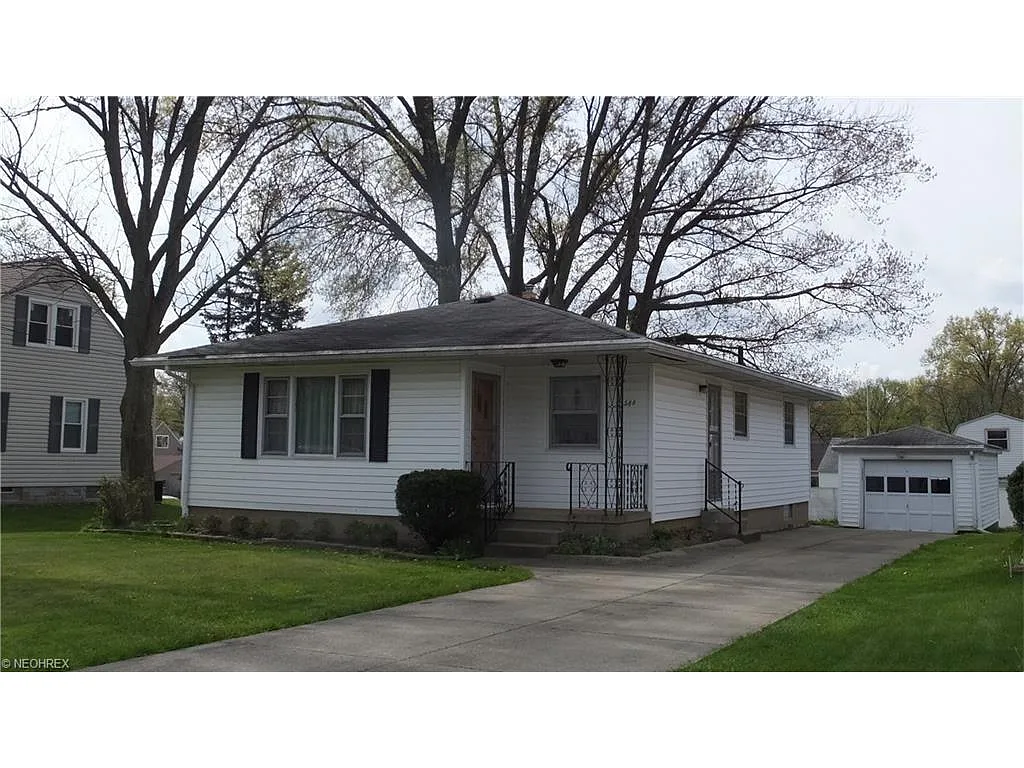 588 E Lake Ave photo 1