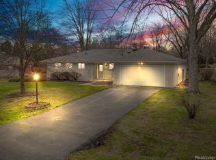 28805 Ravenwood St, Farmington Hills, MI