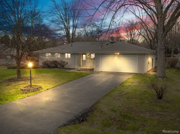 28805 Ravenwood St, Farmington Hills, MI 48334