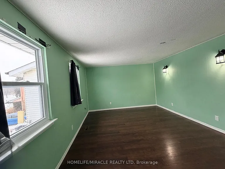1391 Fenelon Cres — Photo 25