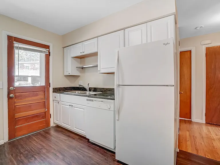 454 Warner St — Photo 28