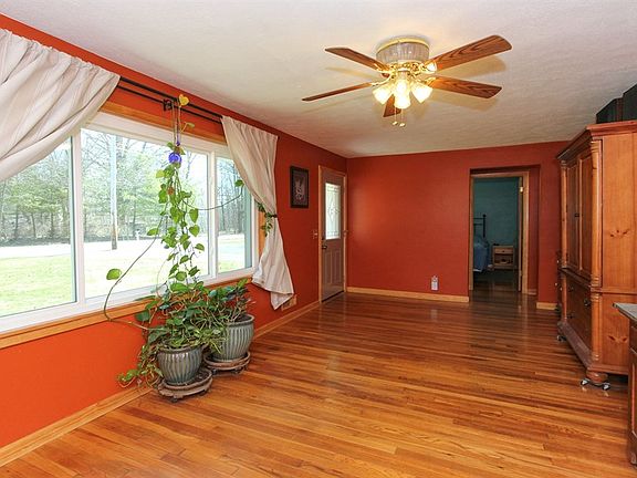 3rd image of 561 Lakeview Dr