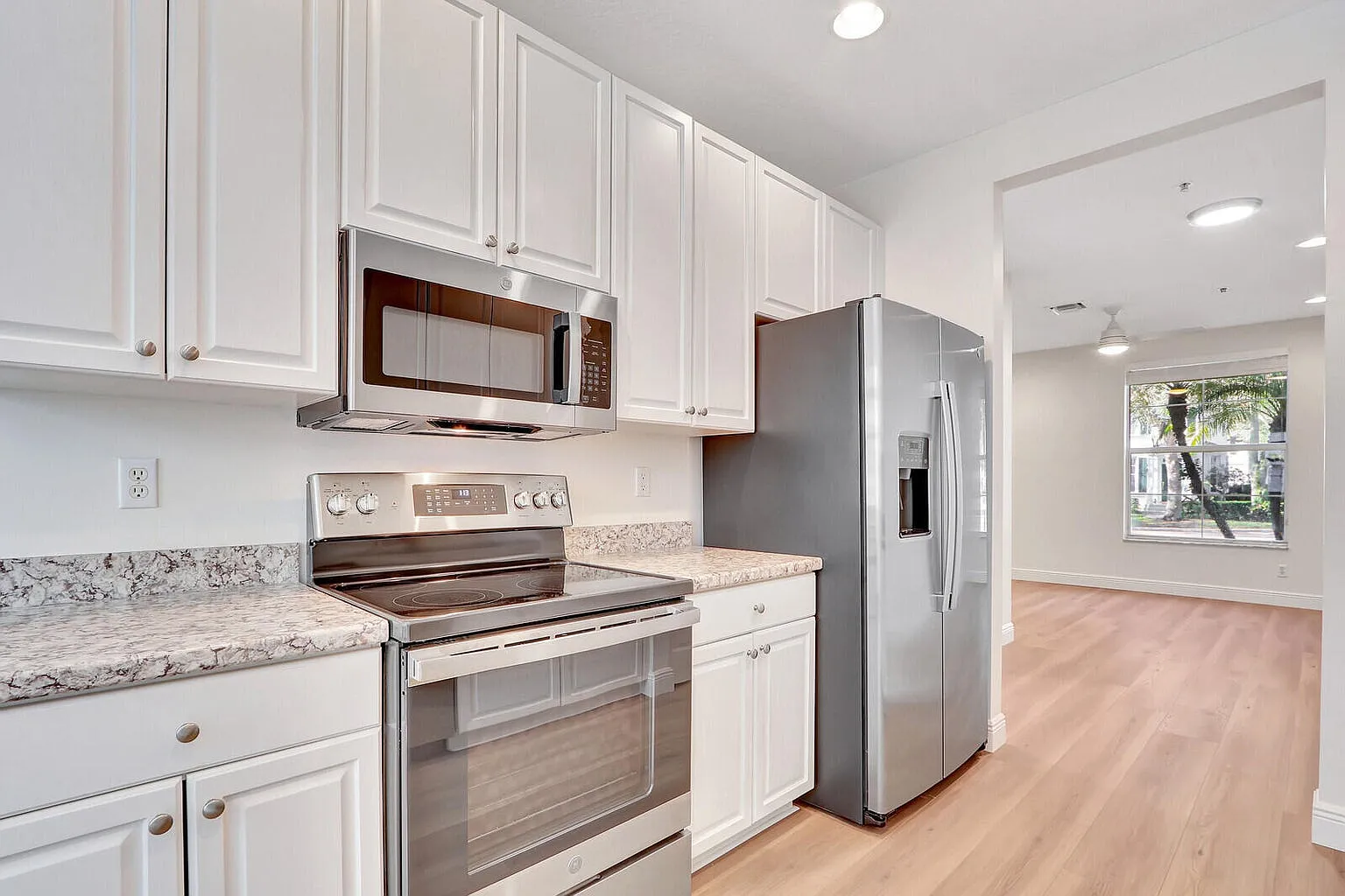3 bed, 2.5 bath, 1290 sqft, $3,400 — Photo 3