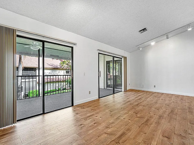 5520 Coach House Cir — Photo 8