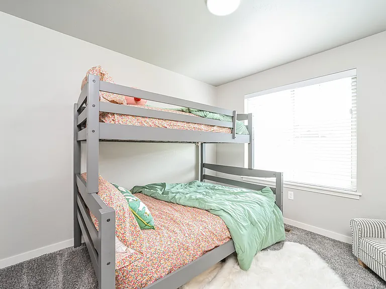 013-photo-bedroom-13945306