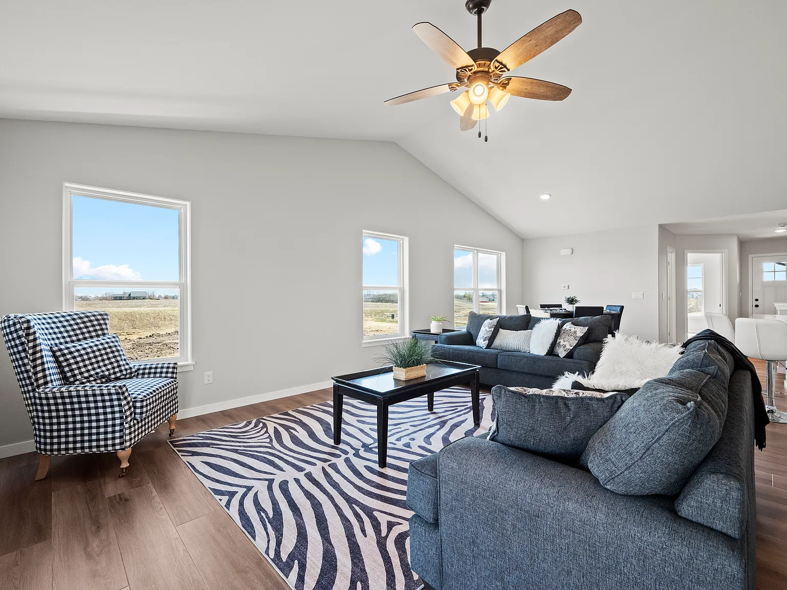 3 bed, 2500 sqft, $2,400 — Photo 4
