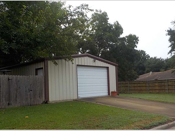 2nd image of 1013 Fairway Ln