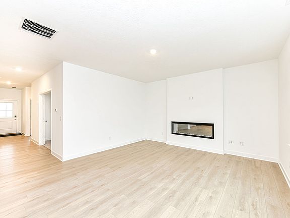 4th image of 16913 Sherwin Ct