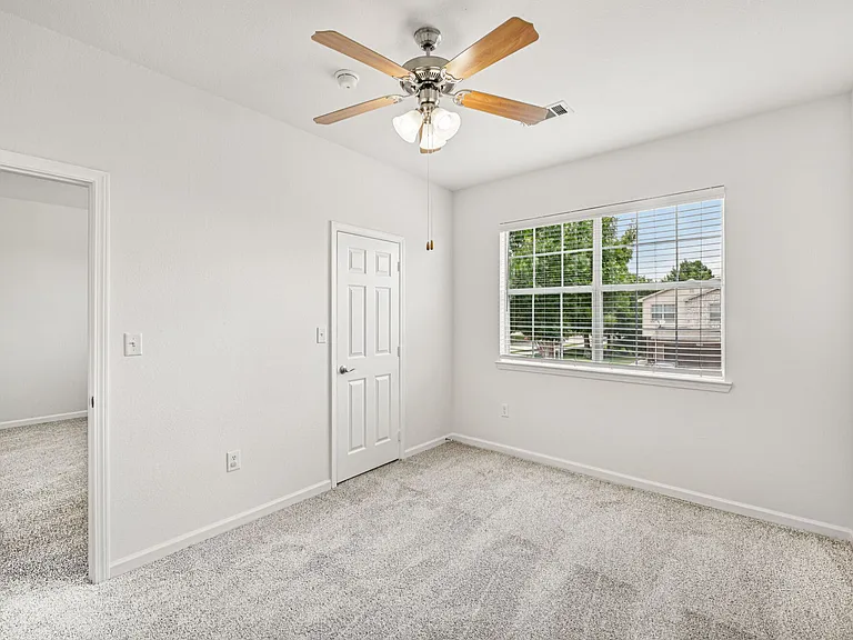 Oaks Estates of Coppell — Photo 18