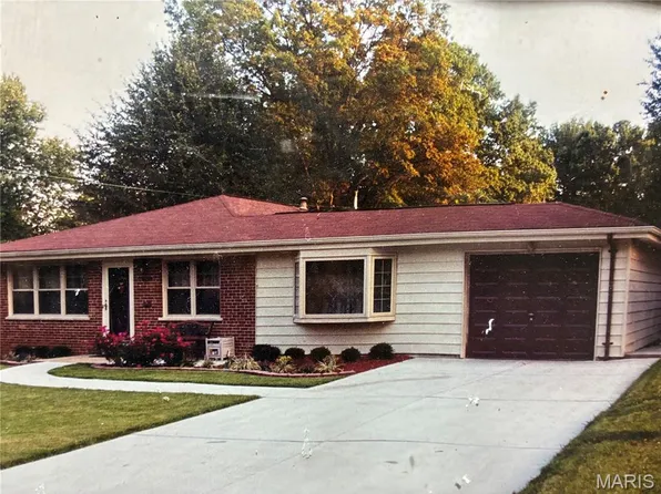 1146 Siebe Dr, Saint Louis, MO 63137