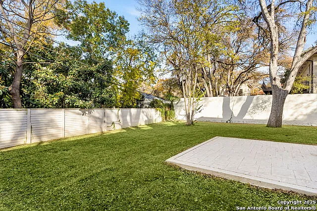 417 E Hildebrand Ave — Photo 29