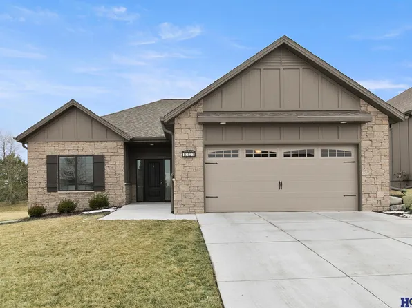 10127 Edgewater Ln, Lincoln, NE 68527