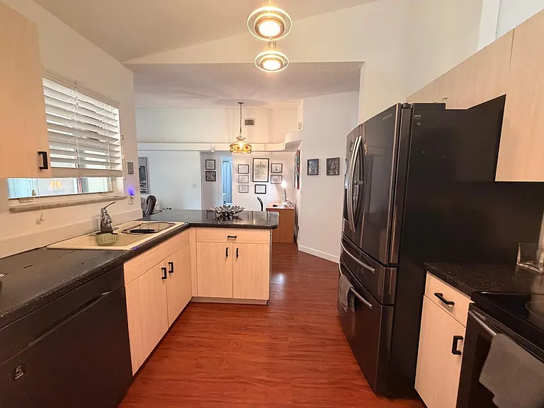 1902 SW Aladdin St — Photo 17