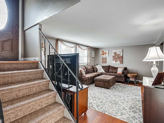 3rd image of 39 Arrowhead Ln