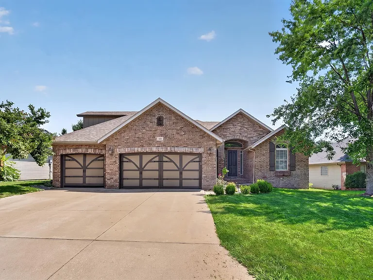 935 E Weldon Dr — Photo 2