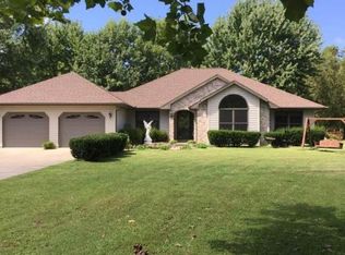 1401 McCowen Ln, Carterville, IL 62918