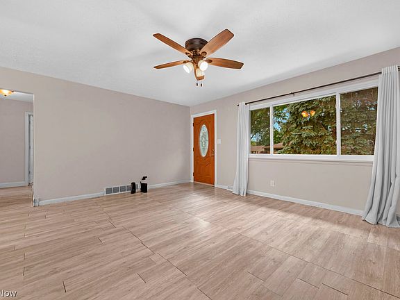 5th image of 23838 Vincent Dr
